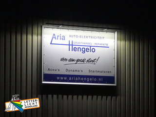 Spandoek in luxe driehoekframe geheel aangelicht met ledkoof